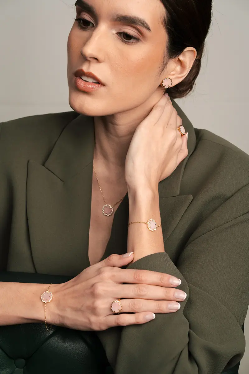 Modelo con piezas QANTU de oro de 18 kt y ópalo andino rosa