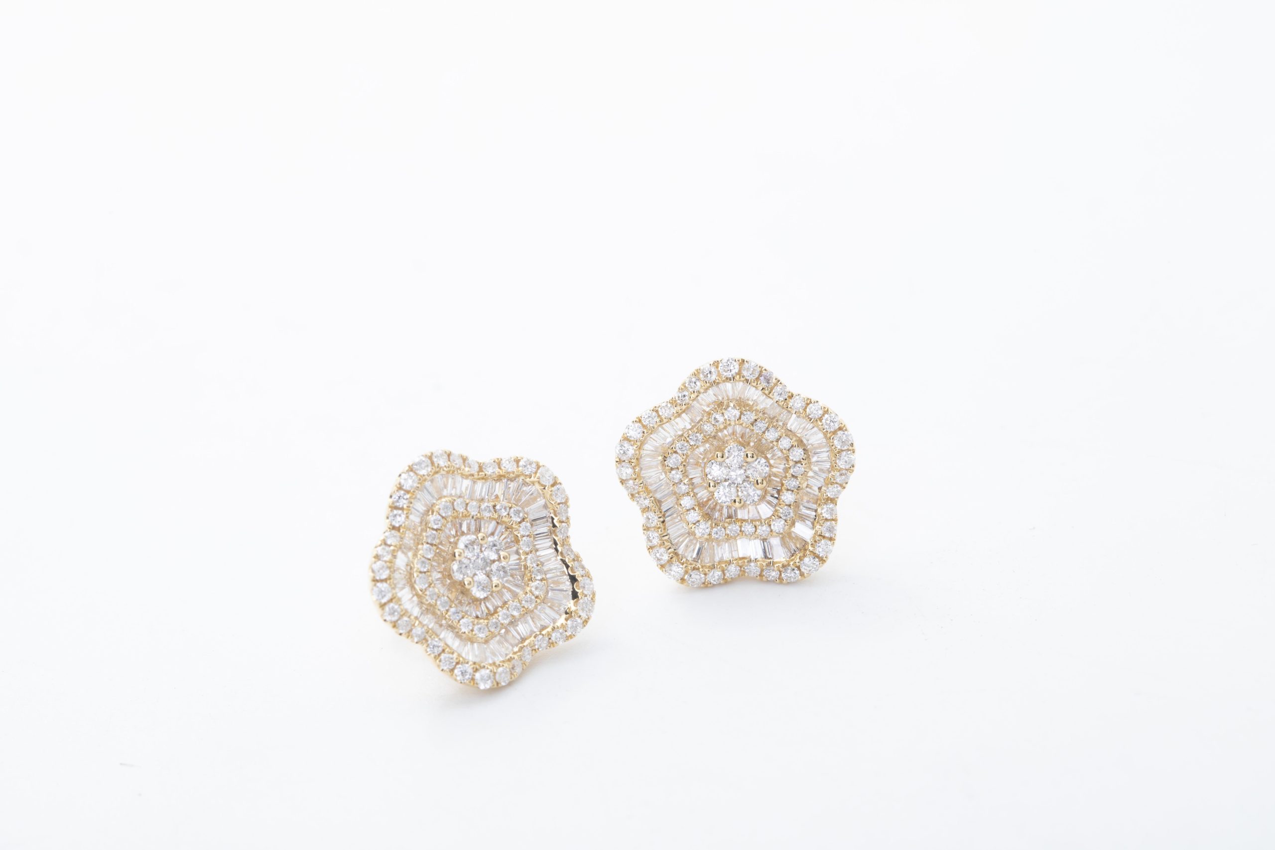 Aretes de flores con diamantes