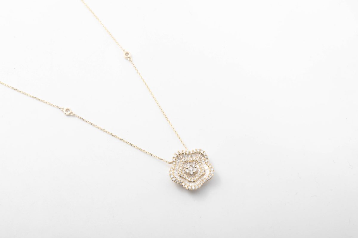 Collar flor con diamantes
