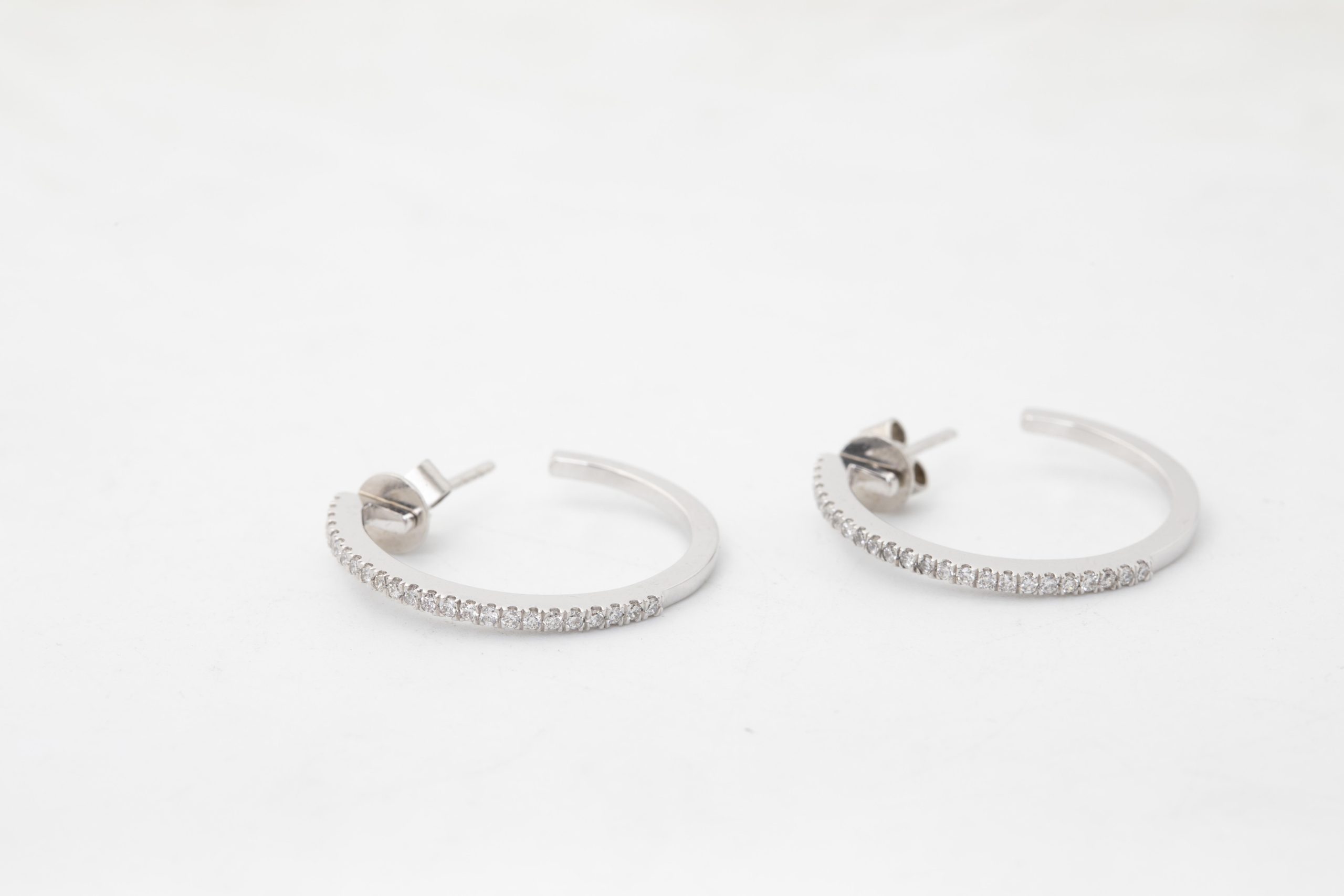 PAR DE ARETES CON BRILLANTES