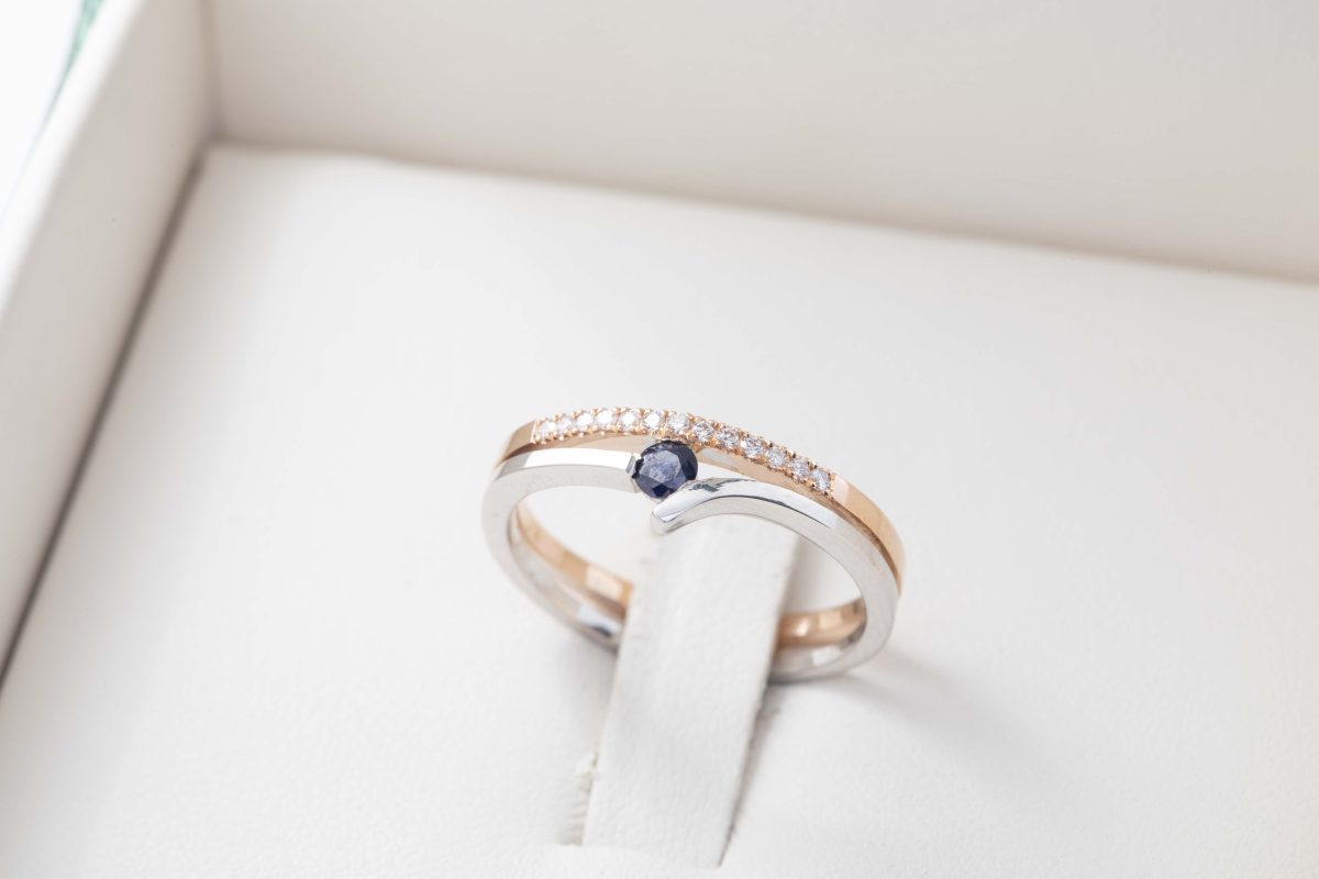 Anillo con zafiro y diamantes