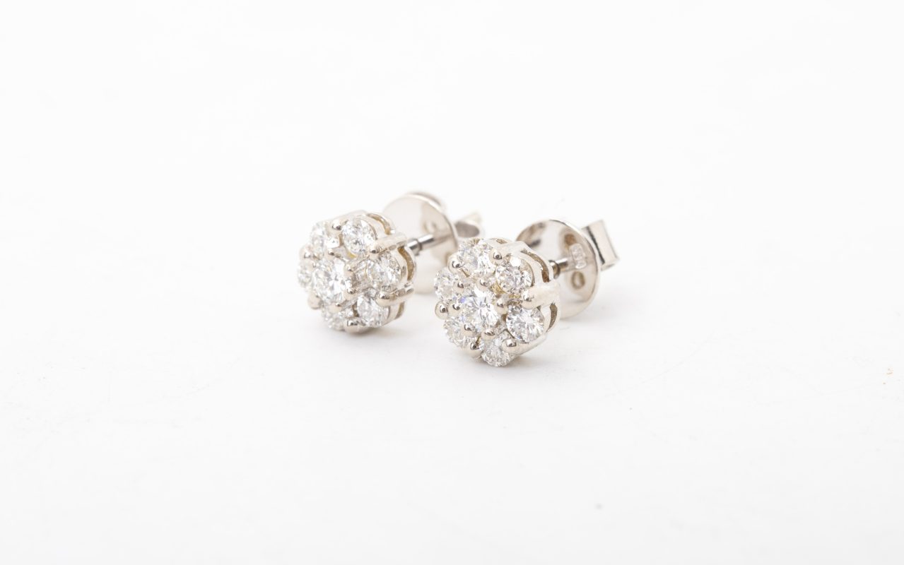 Aretes roseta en oro blanco