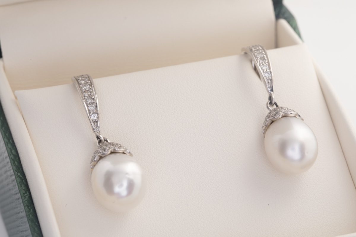 Par de aretes con brillantes y perlas