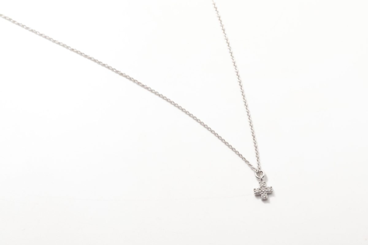 Collar cruz con diamantes