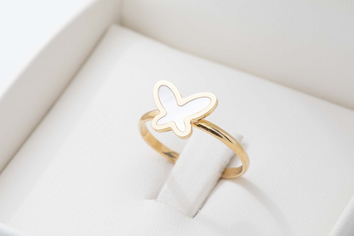 Anillo mariposa con madre perla