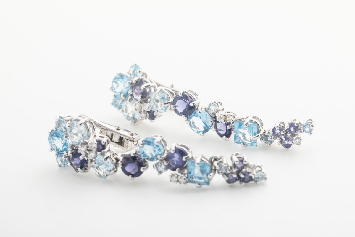 Aretes Moraglione con amatistas y topacios azules en oro blanco