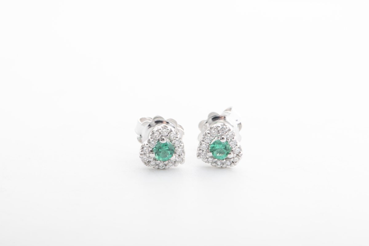 Aretes corazón con diamantes y esmeraldas