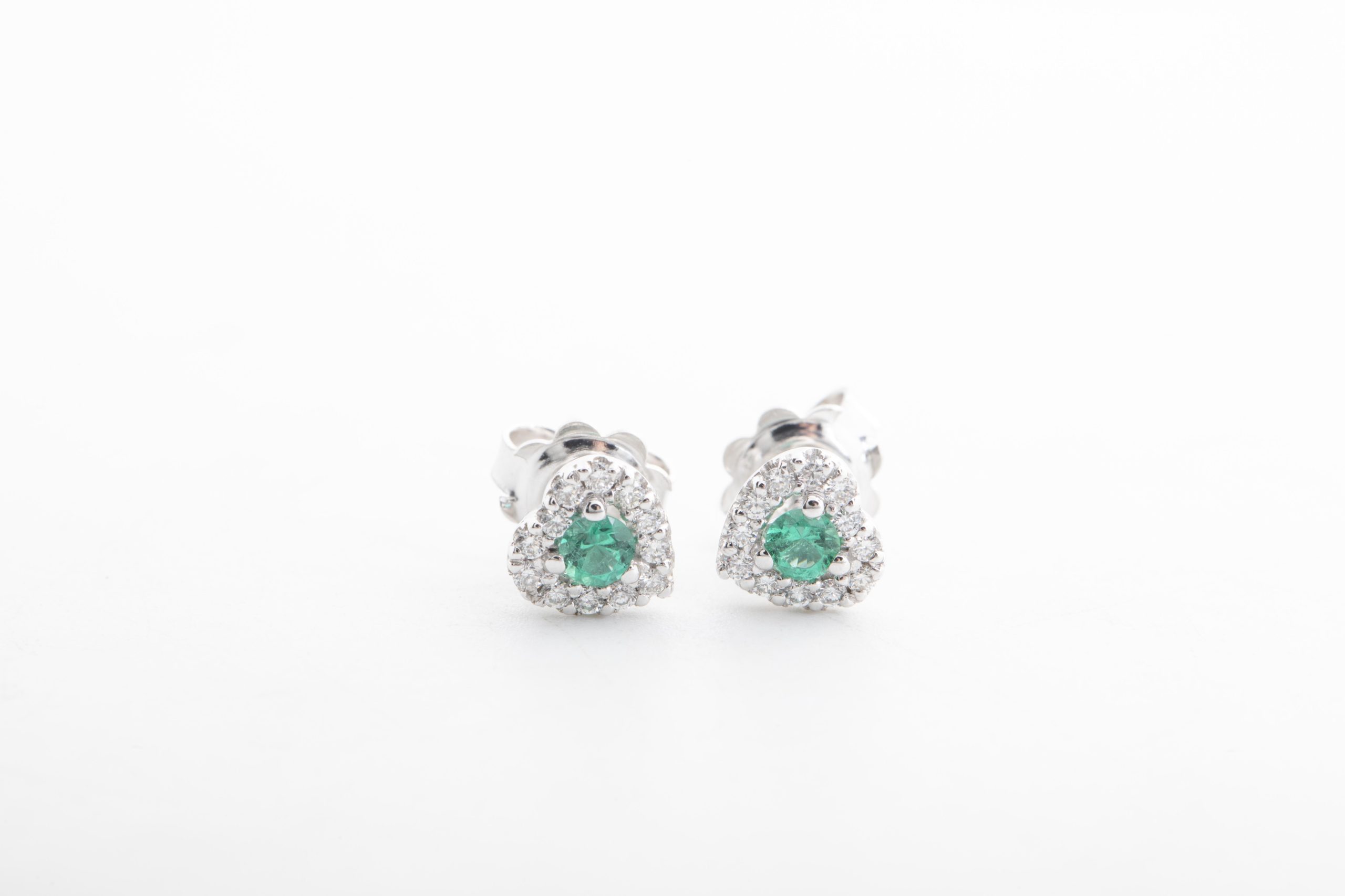 Aretes corazón con diamantes y esmeraldas