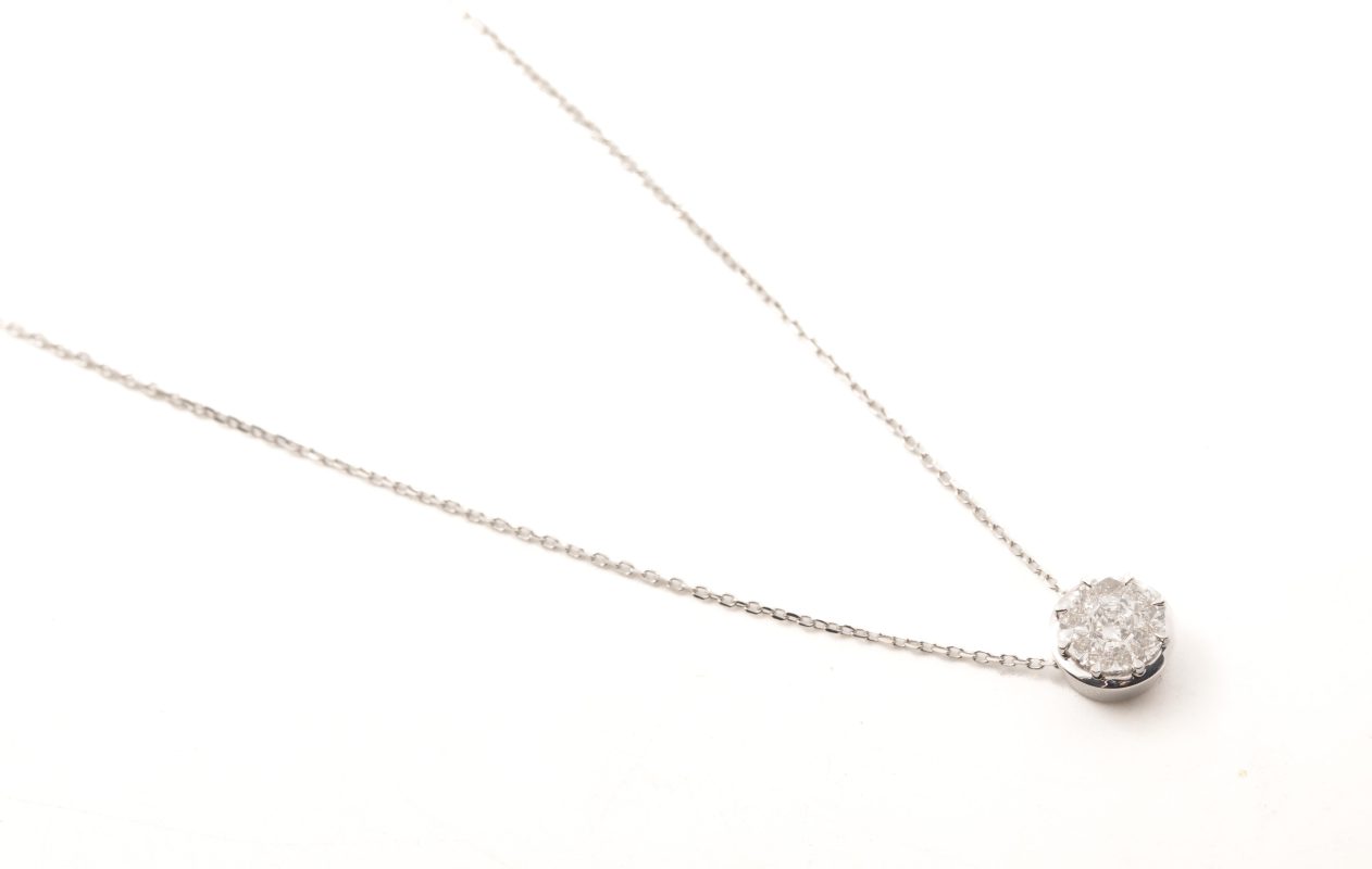 Collar con diamantes en oro blanco