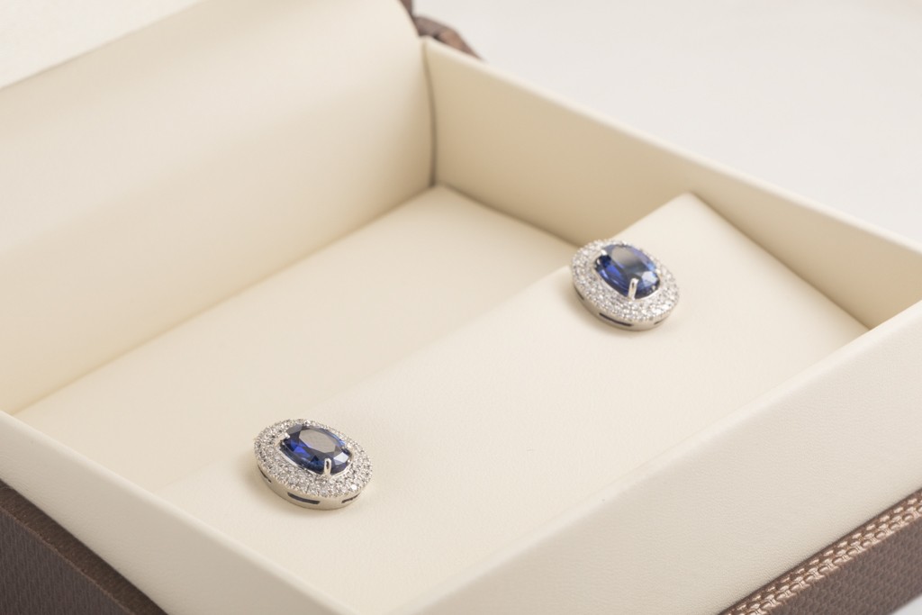 Aretes con diamantes y zafiros