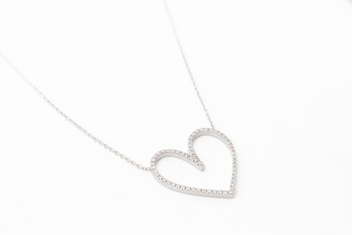 Collar LOVE en oro blanco