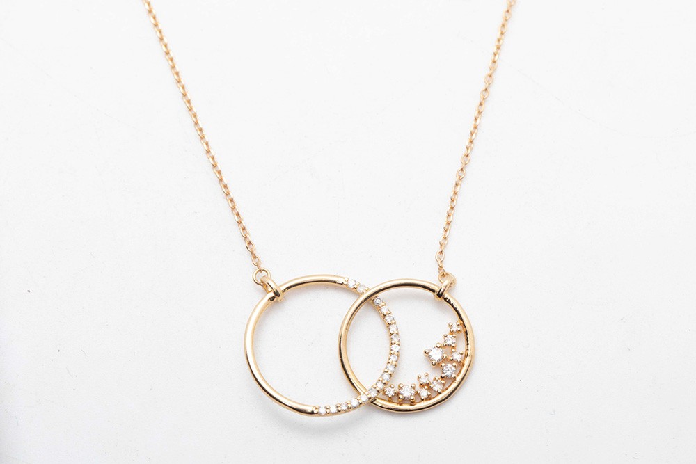 Collar dos círculos con diamantes