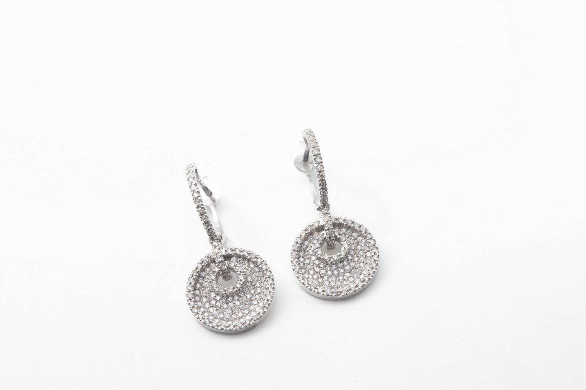 Aretes colgantes con diamantes
