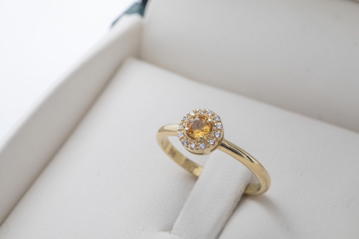 Anillo con un zafiro amarillo