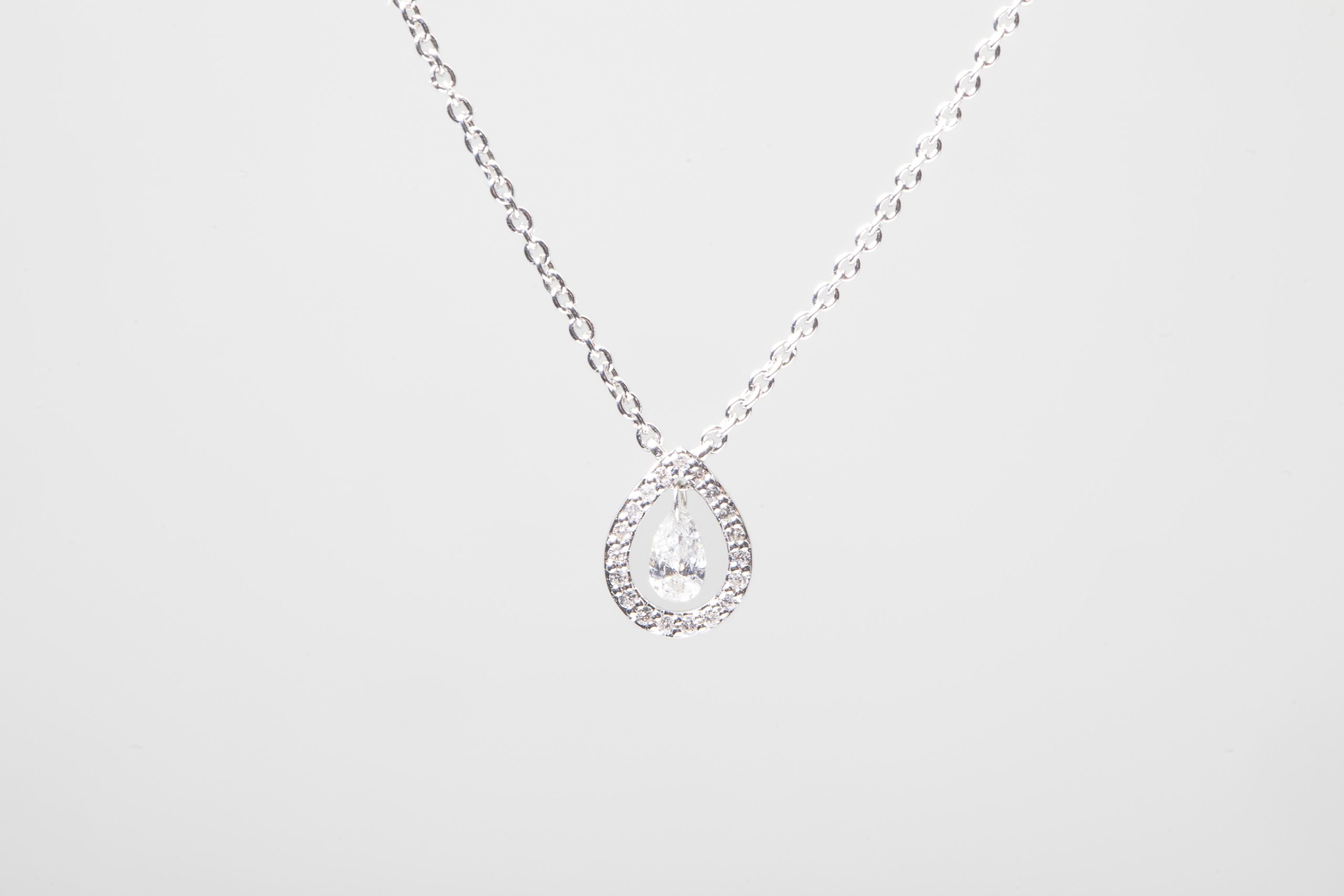 Collar gota con diamantes