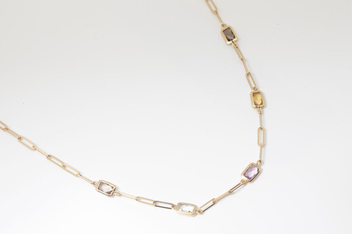 Collar con piedras de colores