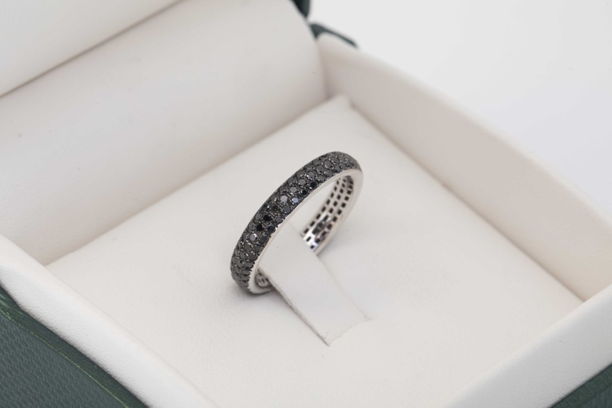 Anillo con diamantes negros