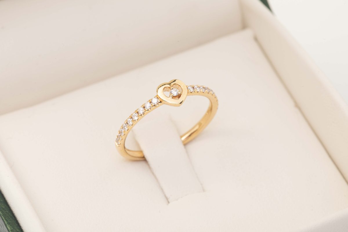 Anillo corazón con diamantes