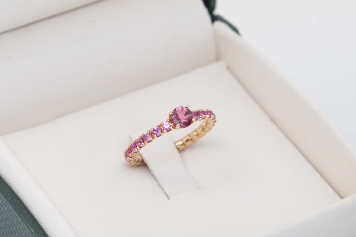 Anillo con zafiros y turmalinas rosadas
