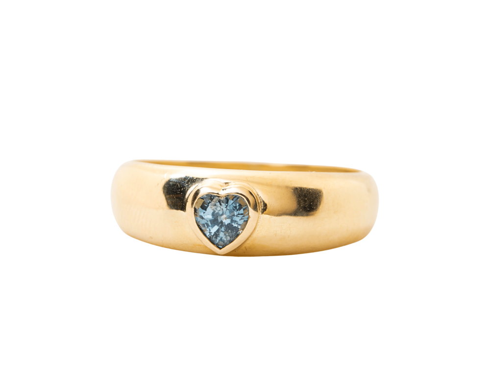 Anillo con zafiro en forma de corazón