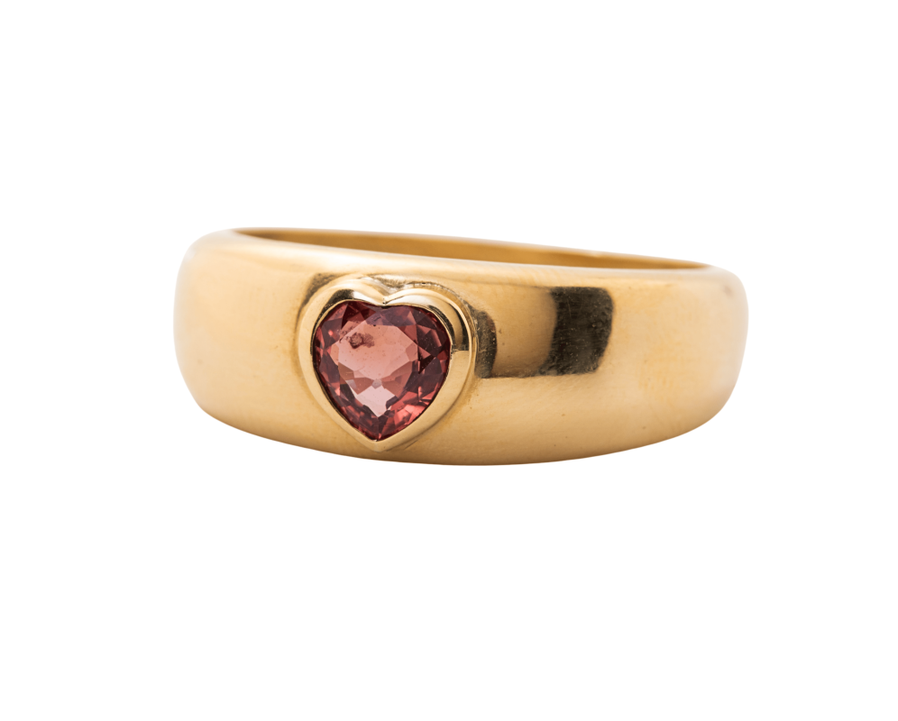 Anillo con zafiro rosado en forma de corazón