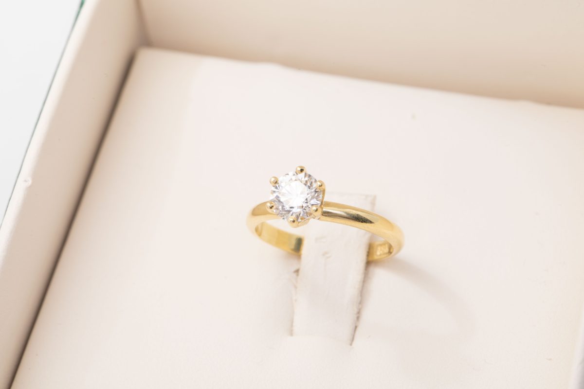 Anillo de compromiso con brillante 0.90ct