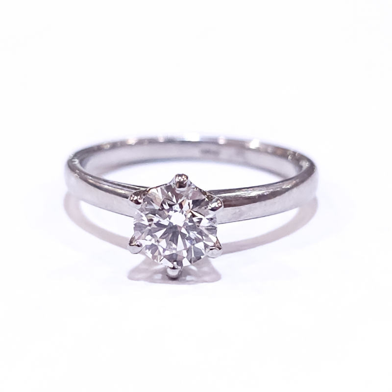 Anillo de compromiso con brillante de 0.76ct