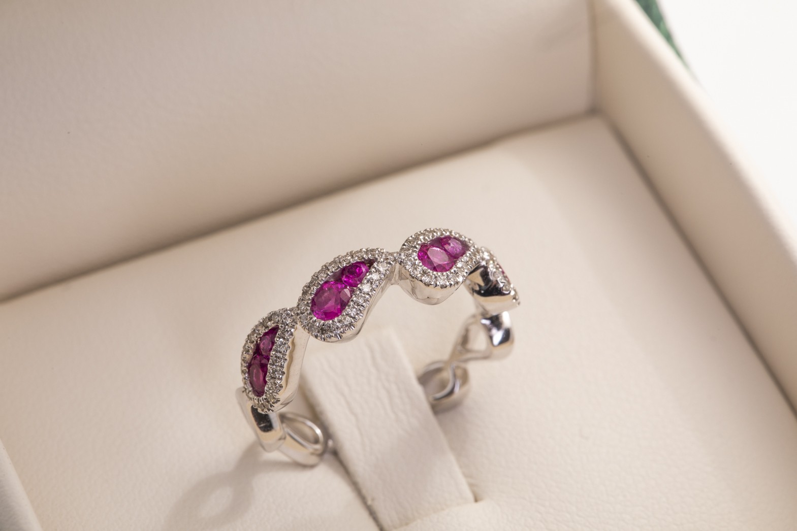 Sortija con brillantes y rubies