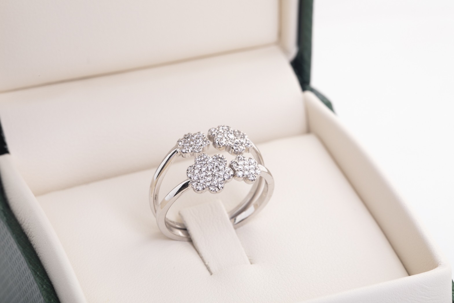 Sortija con brillantes  flores