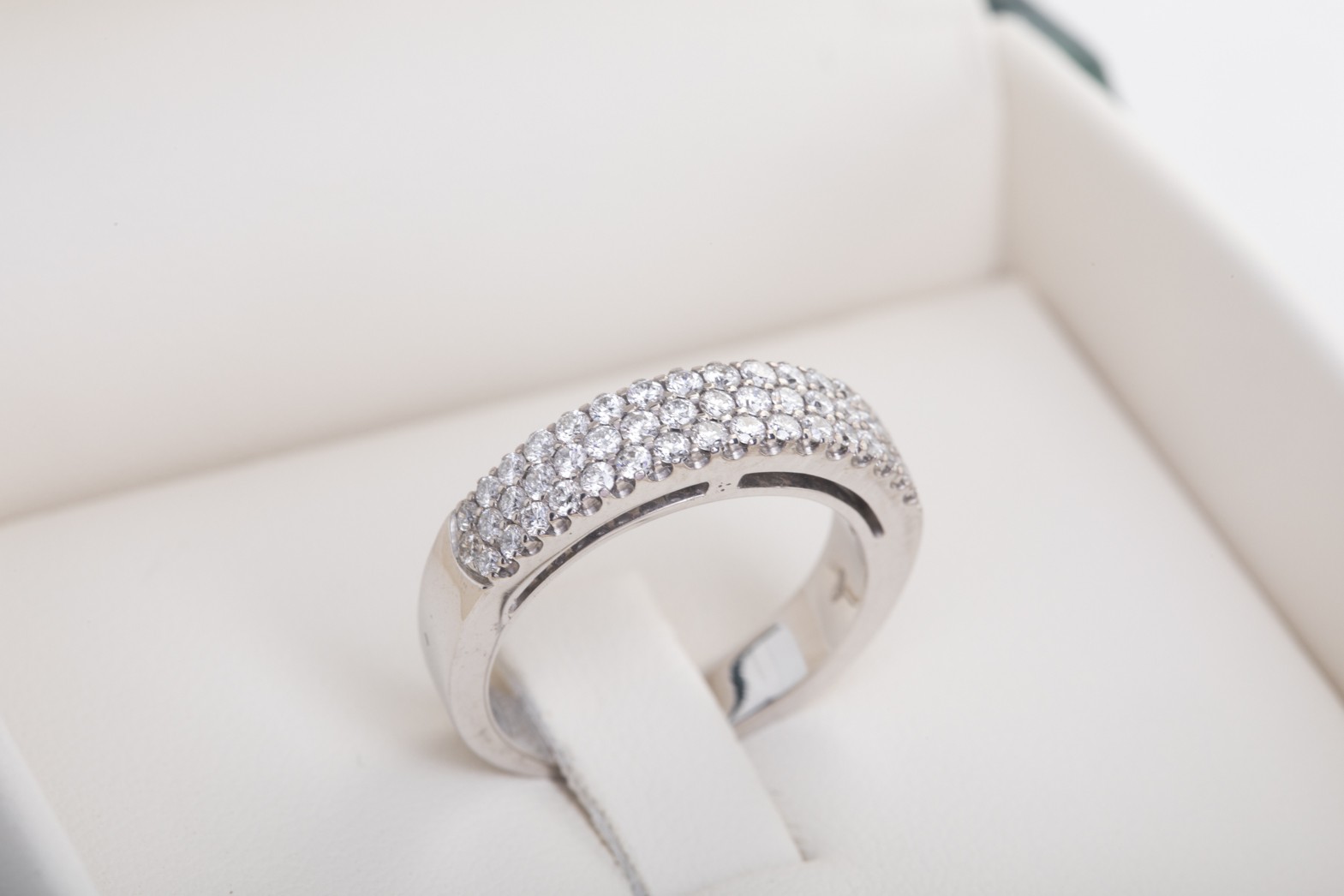 Sortija en oro blanco con brillantes