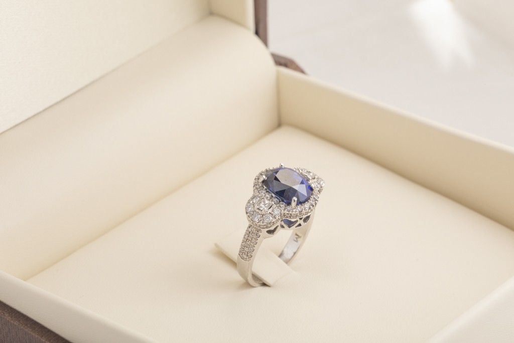 Anillo con un zafiro y diamantes
