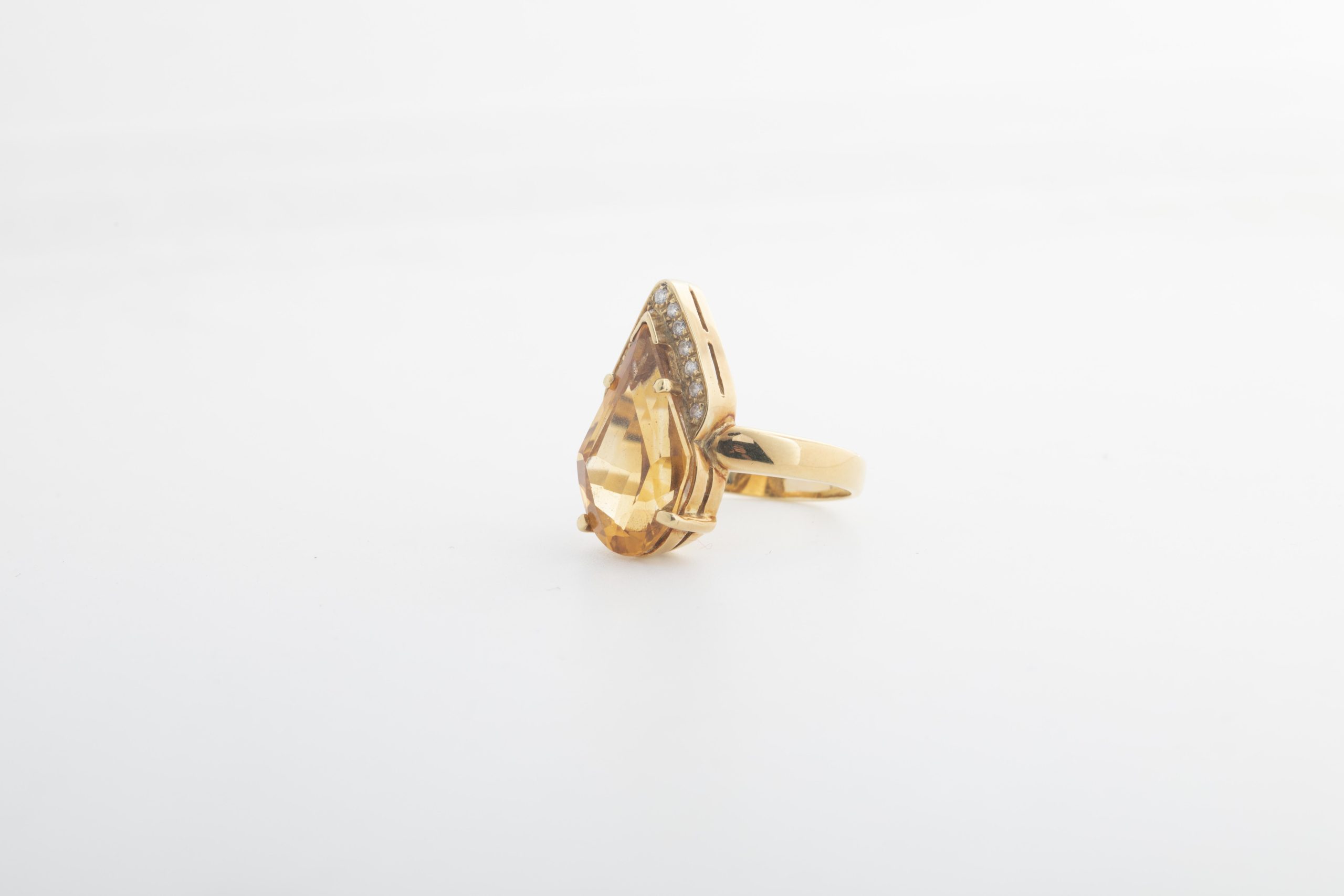 Anillo en oro amarillo con citrino y diamantes
