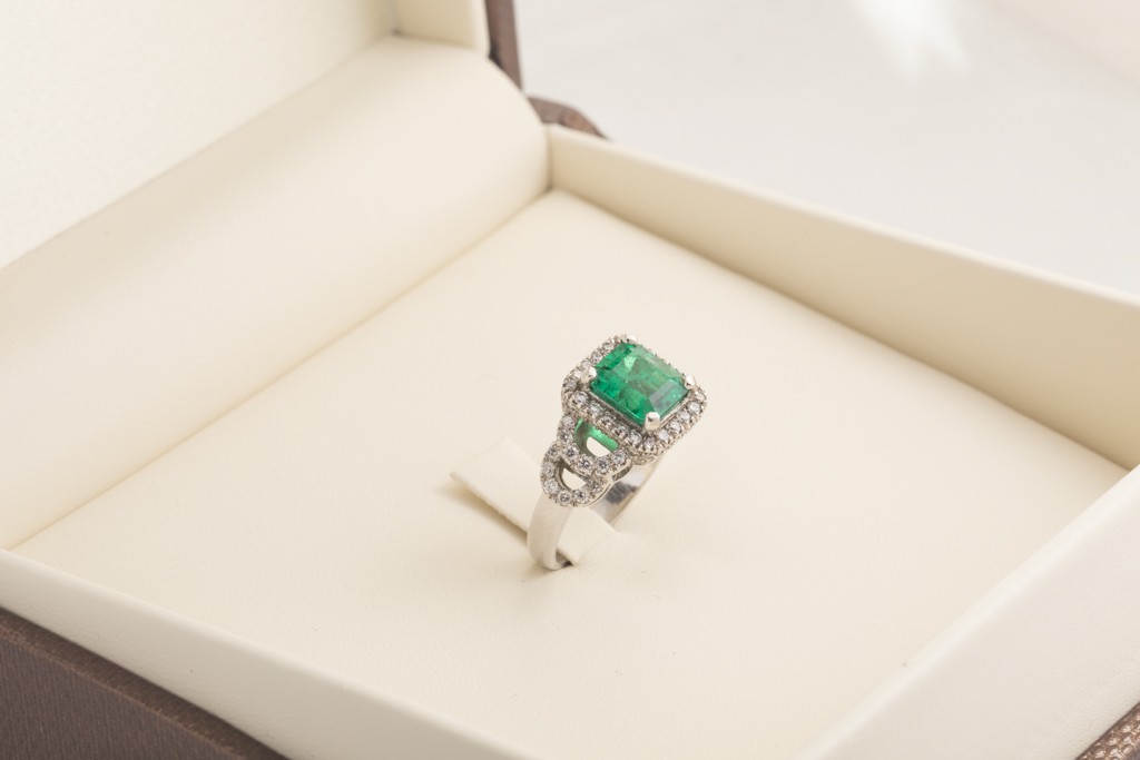 Anillo con diamantes y esmeralda