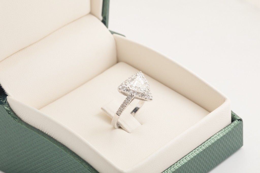 Anillo solitario con diamantes