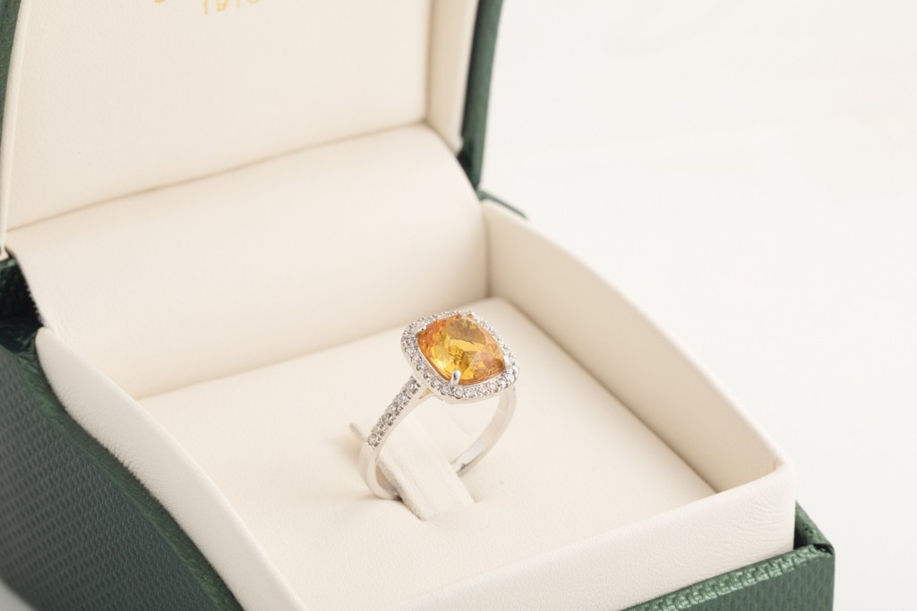Anillo diamantes y zafiro amarillo