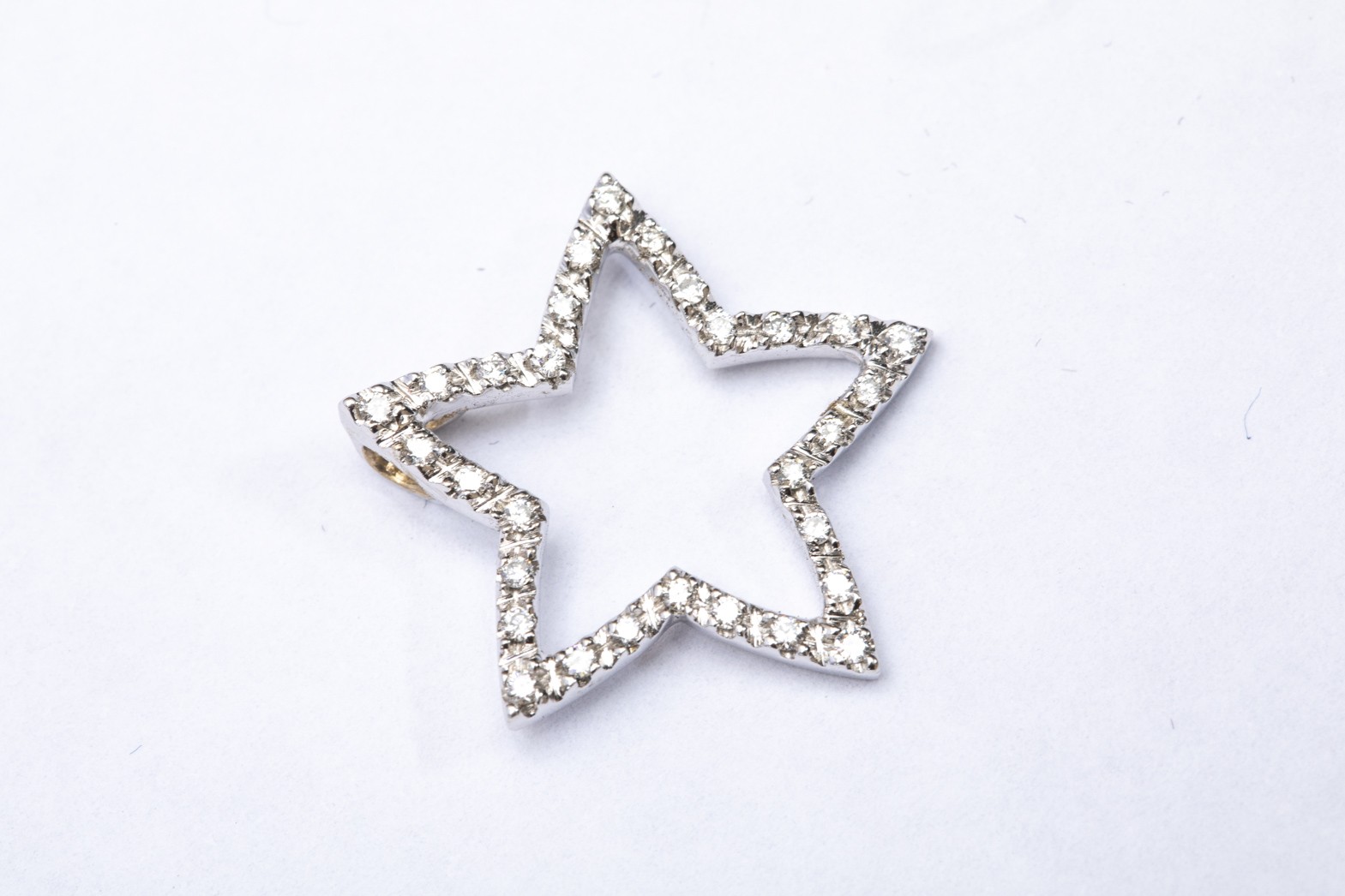 Dije de estrella con brillantes