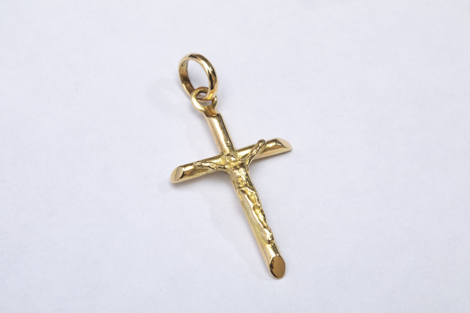 Dije de cruz con cristo