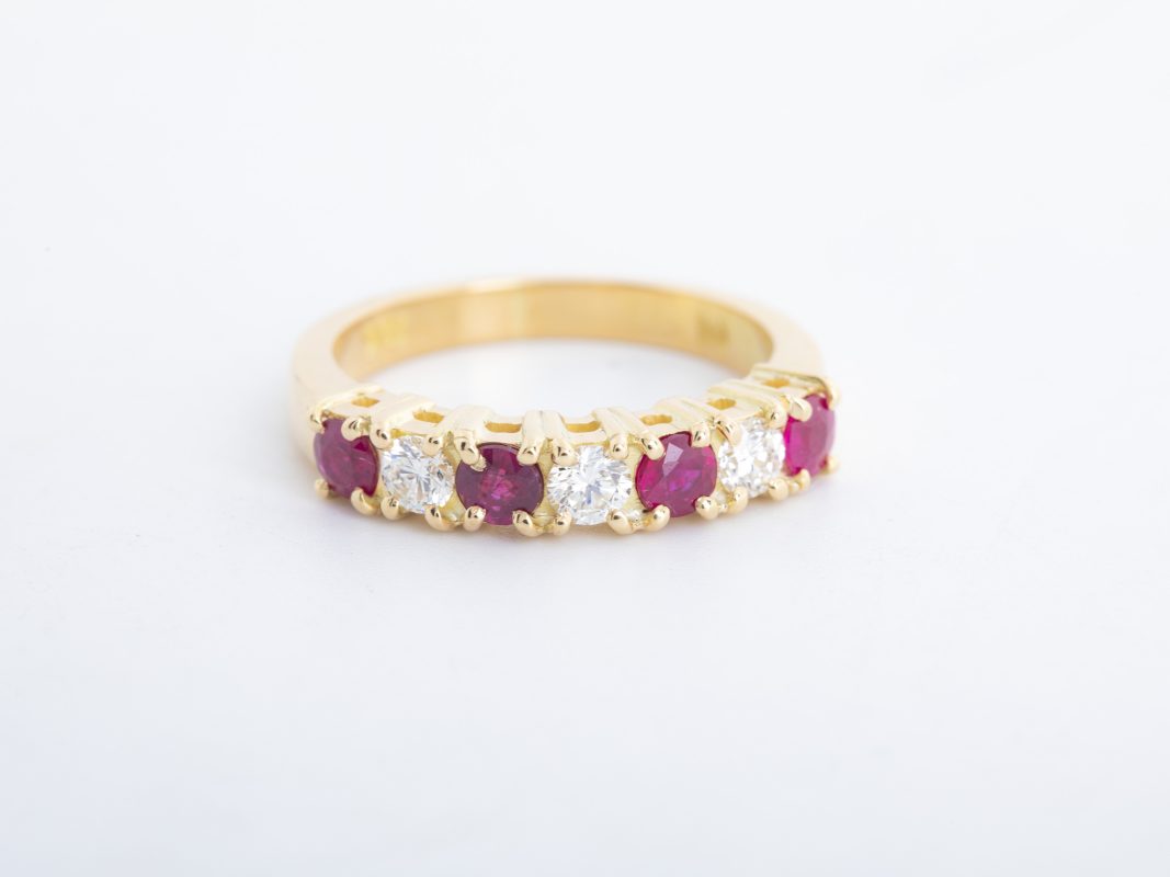 Anillo medio rivier con diamantes y rubís