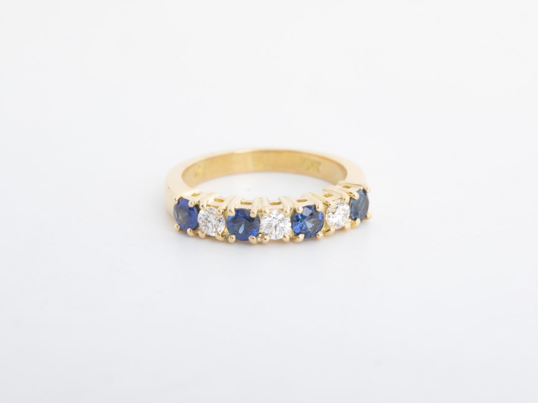 Anillo medio rivier con diamantes y zafiros
