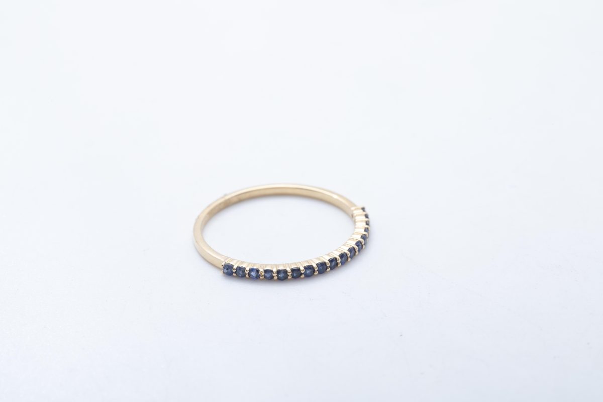 Anillo en oro amarillo con zafiros