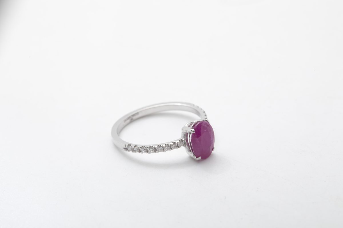 Anillo con rubí y diamantes en oro blanco