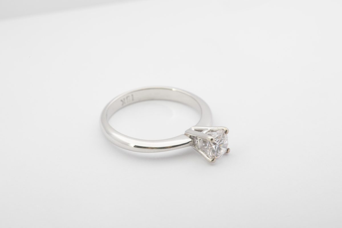 Solitario oro blanco con diamante 0.59Ct