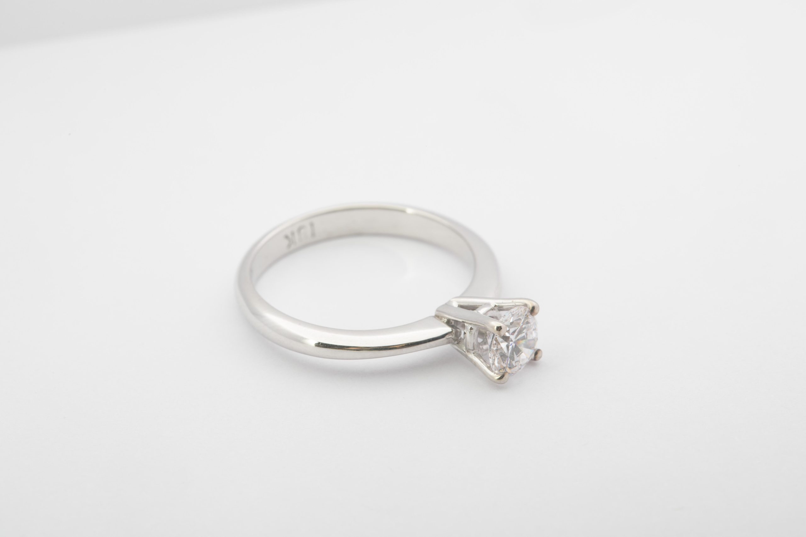 Solitario oro blanco con diamante 0.59Ct