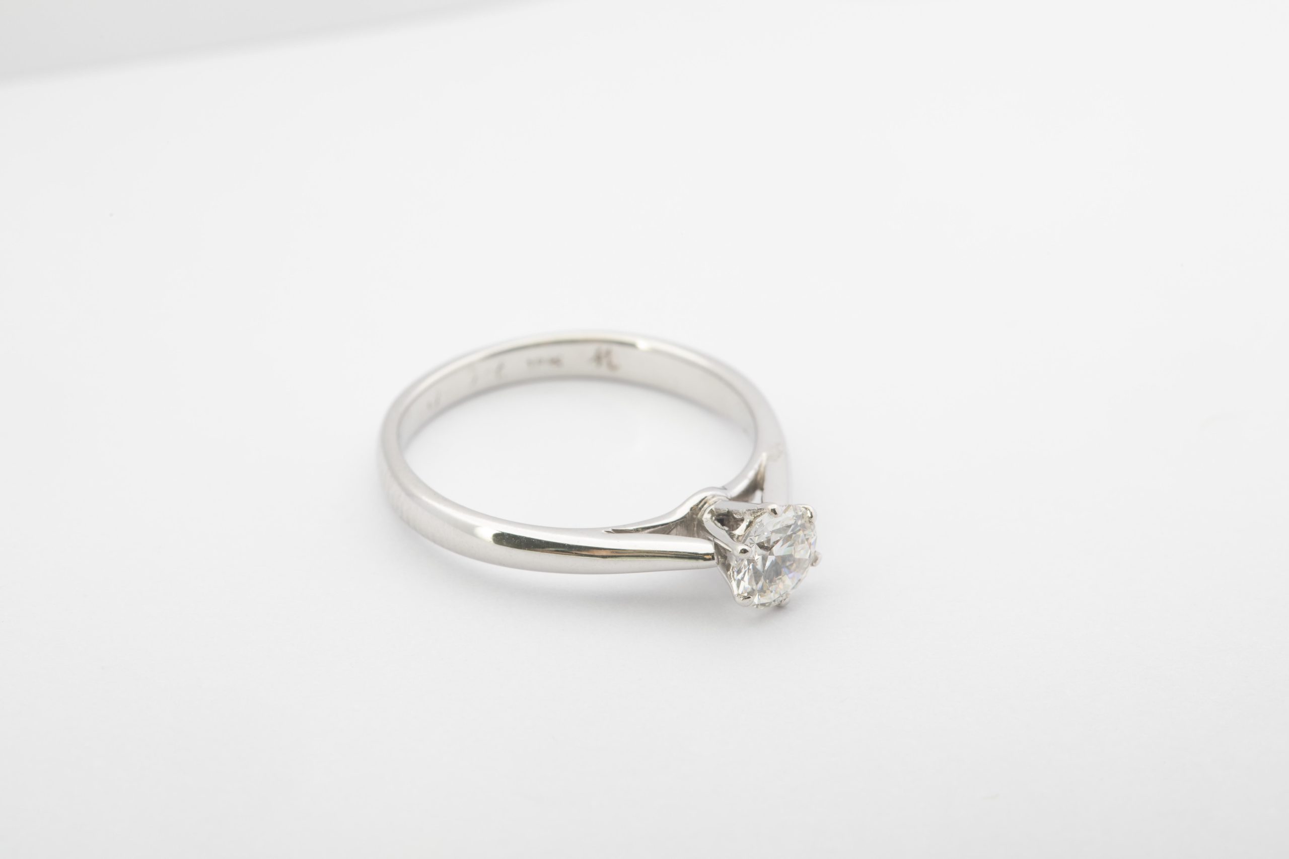 Solitario oro blanco con diamante 0.55Ct