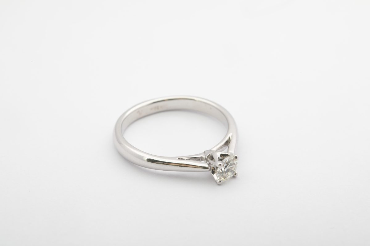 Solitario oro blanco  con diamante 0.28Ct