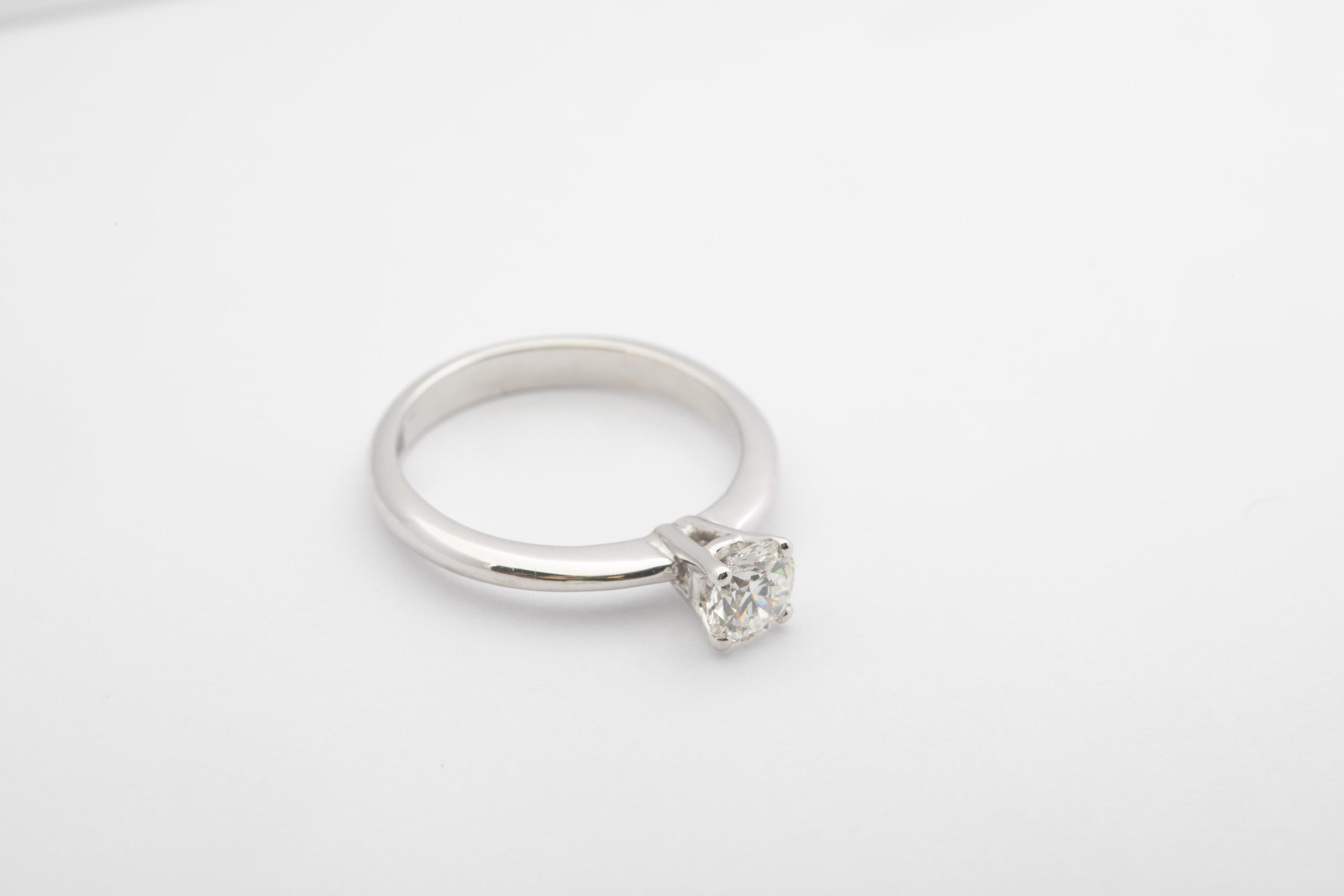 Solitario oro blanco con diamante 0.49Ct