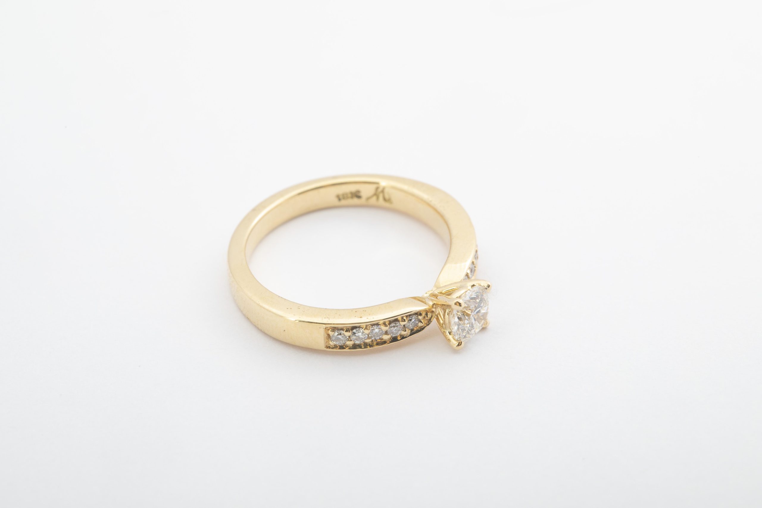 Solitario oro amarillo con diamante 0.37Ct