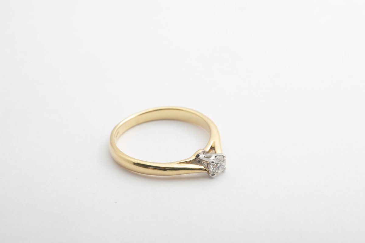 Solitario oro bicolor con diamante 0.18Ct