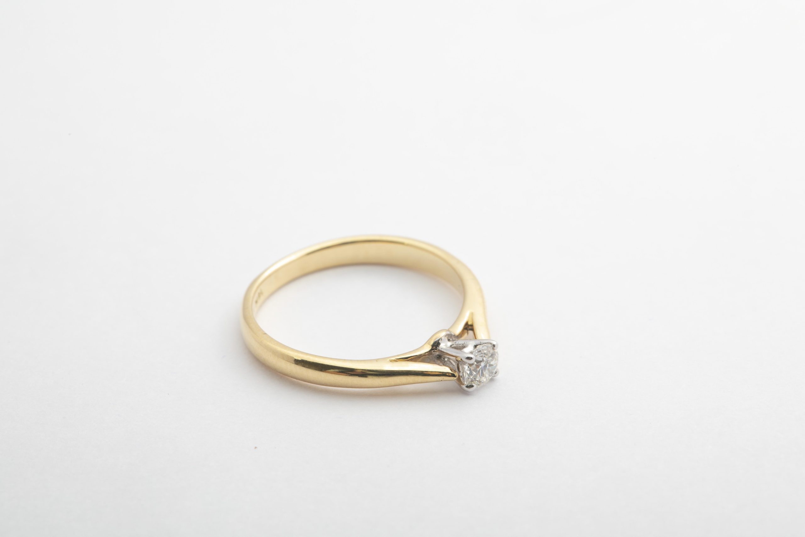 Solitario oro bicolor con diamante 0.18Ct