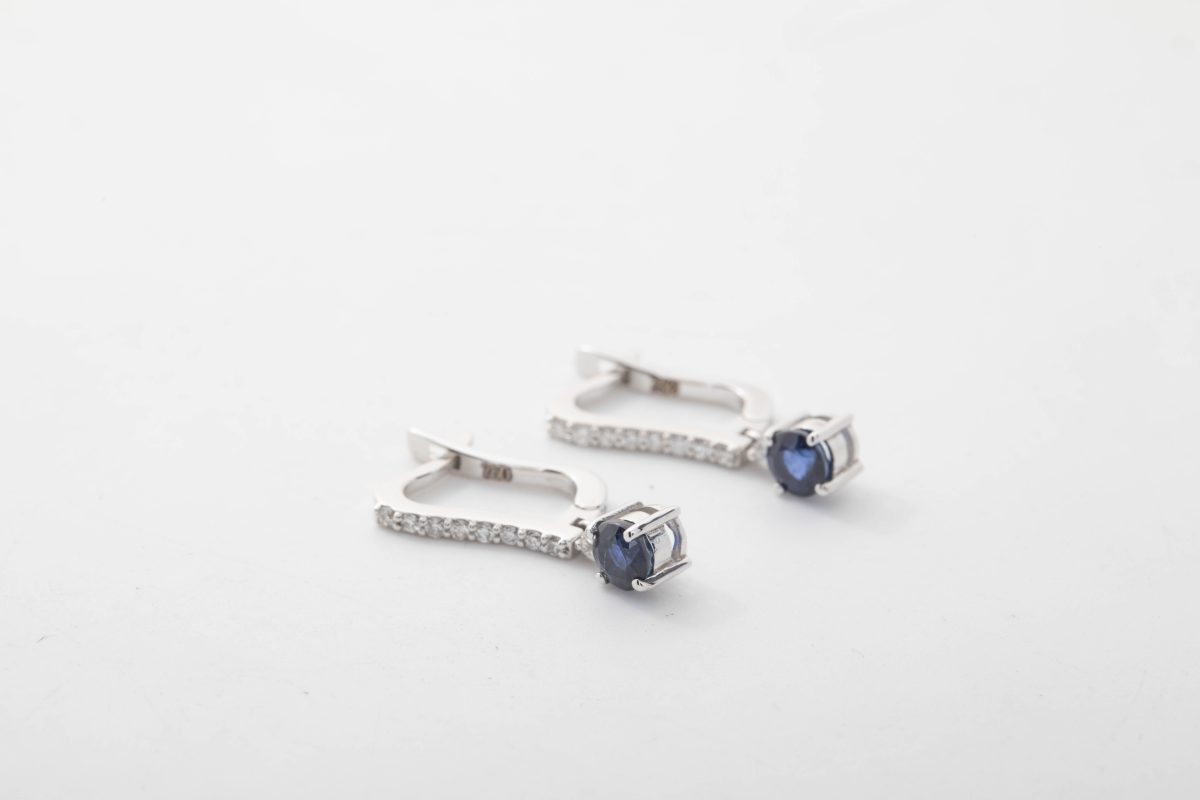 PAR DE ARETES CON BRILLANTES Y ZAFIROS